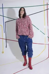 Sweater tejido a mano en lana multicolor, de calce holgado, con cuello a la base y puños.