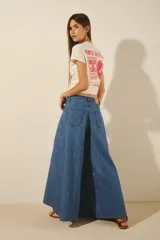 Pantalón de jean celeste de corte palazzo con pierna ancha.