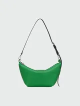 Bandolera hobo de cuero color verde, con correa de hombro ajustable y cierre superior con cremallera.