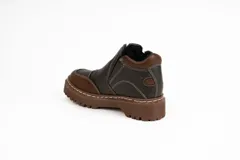 Bota de cuero color marrón chocolate, con cierre frontal con cremallera, costuras en contraste y suela track.