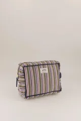 Neceser rectangular con cierre superior, diseño a rayas verticales en tonos verde, blanco y violeta.