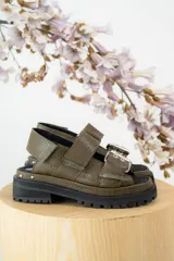 Sandalias de cuero color verde oliva con suela track y hebillas plateadas.