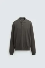 Polo manga larga color gris oscuro, de punto ligero tejido en hilatura con mezcla de seda y algodón. Cuello solapa con cierre frontal de botonadura y acabados en rib.