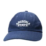 Gorro de tela azul oscuro, tipo gorra de béisbol, con bordado frontal en blanco que dice "ARIZONA STATE".