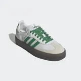 Championes Adidas Sambae blancos con detalles en verde, cordones verdes y suela de goma marrón traslúcida.