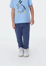 Pantalón de jogging celeste con textura acanalada, cintura elástica y bolsillos laterales.