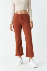 Pantalón de pana negro, de corte recto y tiro medio, con bolsillos y presillas para cinturón.