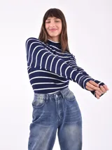 Polera de punto azul marino con rayas horizontales blancas, cuello alto y mangas largas.