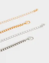 Set de dos collares cortos con cadena de eslabones cuadrados, uno plateado y otro dorado.