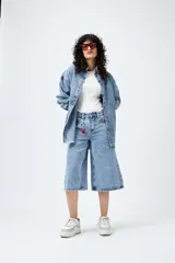 Body negro de punto canalé con mangas cortas, confeccionado en tejido suave y elástico que combina algodón, poliéster y elastano.