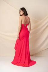 Vestido largo de fiesta color celeste, con breteles finos cruzados en la espalda, escote en V, drapeado en la parte superior, volados desde la cintura y abertura lateral.