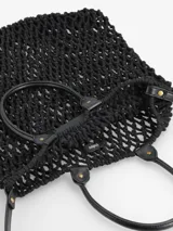 Bolso de red negro con estructura flexible, asas cortas reforzadas y correa larga al hombro.