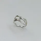 Anillo plateado con diseño de líneas cruzadas y anillo plateado con dije circular.