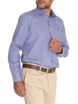Camisa de manga larga celeste con microestampado, cuello italiano, bolsillo en el pecho con logo bordado y corte regular.