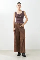 Pantalón jean culotte color chocolate, de tiro alto y corte ancho.