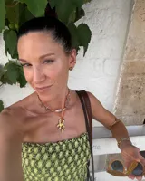 Par de aros dorados con forma cuadrada irregular y centro hueco.