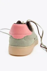 Zapatillas deportivas color verde con detalles en rosa y marrón. Fabricadas en combinación de materiales con suela de goma color caramelo. Cierre mediante doble cordonera en contraste de color.