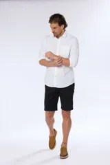 Bermuda clásica negra confeccionada en algodón y spandex.