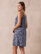 Camisón corto de tejido suave color lila con estampado de manchas difuminadas. Tiene escote redondo con botones y detalle plisado en el pecho.