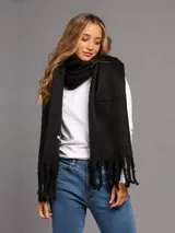 Bufanda negra de material suave, con flecos en los extremos.