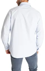 Camisa de manga larga celeste de popelina de algodón orgánico, calce moderno, con cuello clásico, cierre con botones color madera y logo RKF bordado en el puño.