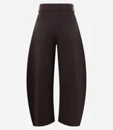 Pantalón barrel de cintura alta color marrón, confeccionado en sarga de algodón certificado BCI, con trabillas en la cintura, cierre tradicional, bolsillos convencionales y bolsillo reloj.