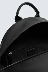 Mochila negra lisa con acabado engomado, compartimento principal con cierre de cremallera, bolsillo interior con cierre, bolsillo frontal con cierre, parte posterior acolchada con banda de sujeción para equipaje, asa de mano y dos asas de hombro ajustables y acolchadas.