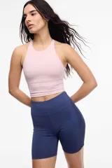 Top deportivo color rosa con espalda baja y copas removibles.