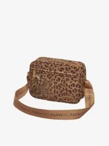 Bandolera de poliéster con estampado animal print y correa marrón con el logo de la marca.