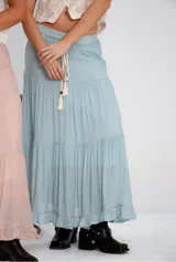 Falda larga de algodón y viscosa color celeste, con cintura elastizada y cordón ajustable.