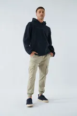 Buzo canguro polar azul marino para hombre con capucha, bolsillos canguro y logo estampado en el pecho.