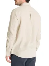 Camisa de manga larga azul con cuello clásico, cierre con botones y bolsillo en el pecho.