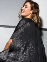 Kimono negro de gasa plisada con detalles de lurex y terminación desflecada.
