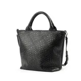 Bolso tote negro con textura símil cuero croco, doble asa corta y correa larga regulable y extraíble. Tiene cierre superior, dos bolsillos internos abiertos y uno con cierre.