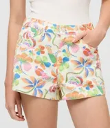 Short slim de sarga de algodón con estampa tropical multicolor. Presenta trabillas en la cintura, bolsillos delanteros y cierre frontal tradicional.