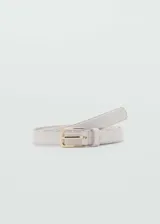 Cinturón blanco con textura símil piel de cocodrilo y hebilla cuadrada metálica dorada.