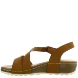 Sandalia con plataforma corrida color beige, con tiras anchas cruzadas en el empeine y tira trasera con hebilla.