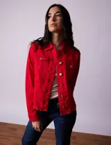 Campera de jean blanca, marca Baccini, con cuello solapa, bolsillos delanteros, abertura central con botones metálicos y terminación desflecada en el ruedo.