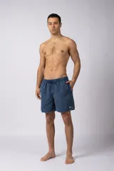 Short de baño gris con cintura elastizada y cordón ajustable. Tiene bolsillos laterales y logo de la marca en la pierna derecha.