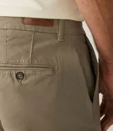 Bermuda masculina de corte slim, confeccionada en sarga lisa color blanco. Cuenta con bolsillos laterales, cierre con botón y cremallera, y trabillas para cinturón.
