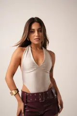 Body plateado de lycra satinada con escote halter y espalda descubierta.