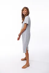 Vestido midi a rayas horizontales grises y blancas, de corte recto y manga corta.