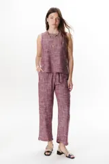 Musculosa celeste de lino con cuello redondo y corte recto.