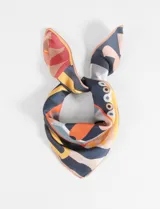Pañuelo cuadrado de poliéster con estampado abstracto multicolor con figuras de animales y la palabra 'Paris'.