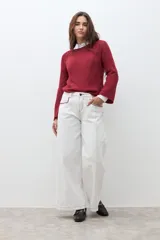 Sweater de punto color rojo, con escote bote y mangas largas.