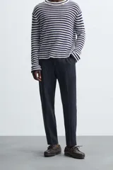 Pantalón de vestir azul marino, de corte recto, confeccionado en lino.