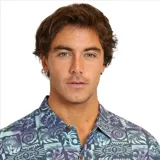 Camisa de manga corta Maui and Sons, con estampado multicolor de motivos playeros y corte relajado.