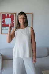Musculosa de color beige claro, con cuello redondo y corte recto y holgado.