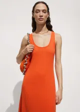 Vestido largo naranja de tejido de punto con tirantes anchos, escote redondo y espalda cruzada.