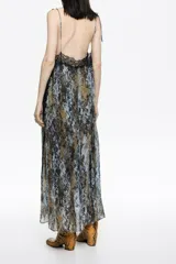 Vestido largo de corte línea A, confeccionado en tejido plisado con estampado de piel de serpiente en tonos marrón, negro y celeste. Presenta escote en pico pronunciado con tirantes de lazo ajustables y detalles de encaje negro en el escote y a lo largo del frente y laterales.